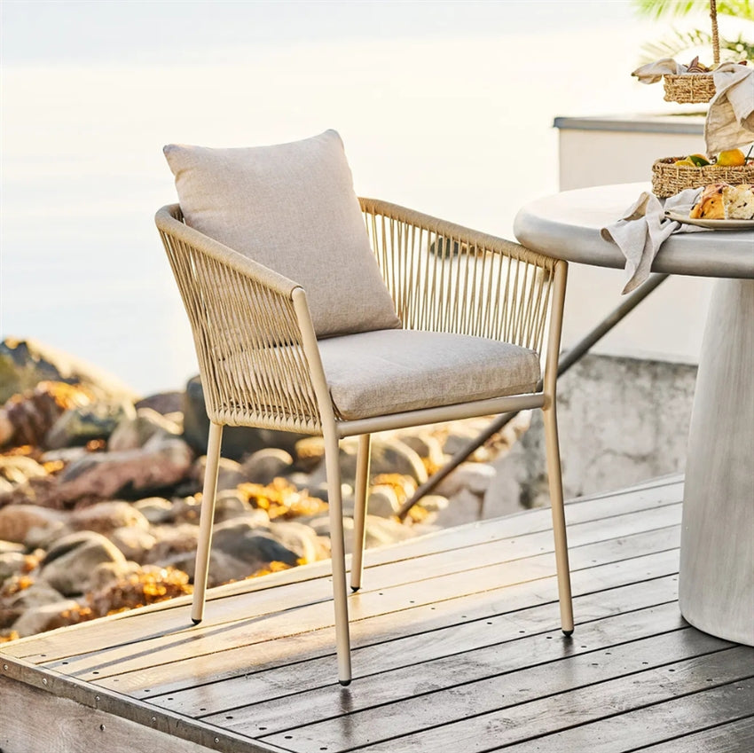 Fjordhav havestol i sand med hynde fra Scandinavian Living