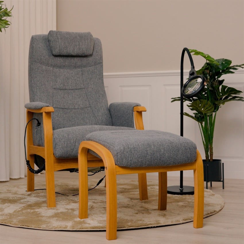 Sanne lænestol med sædeløft fra Comfort Living i gråt stof med stel i egetræ