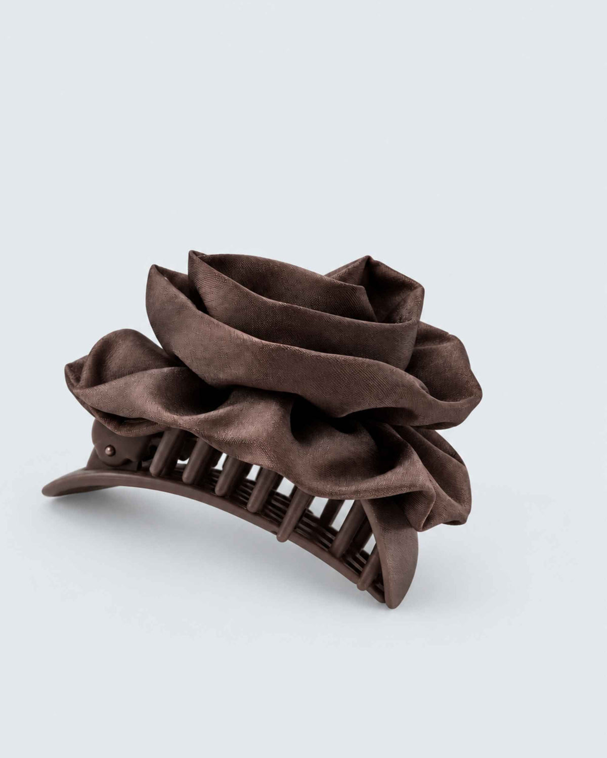 Stor hårklemme med satinblomst fra Hairlust i espresso