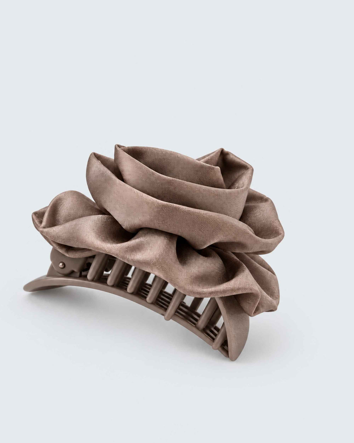 Stor hårklemme med satinblomst fra Hairlust i farven taupe