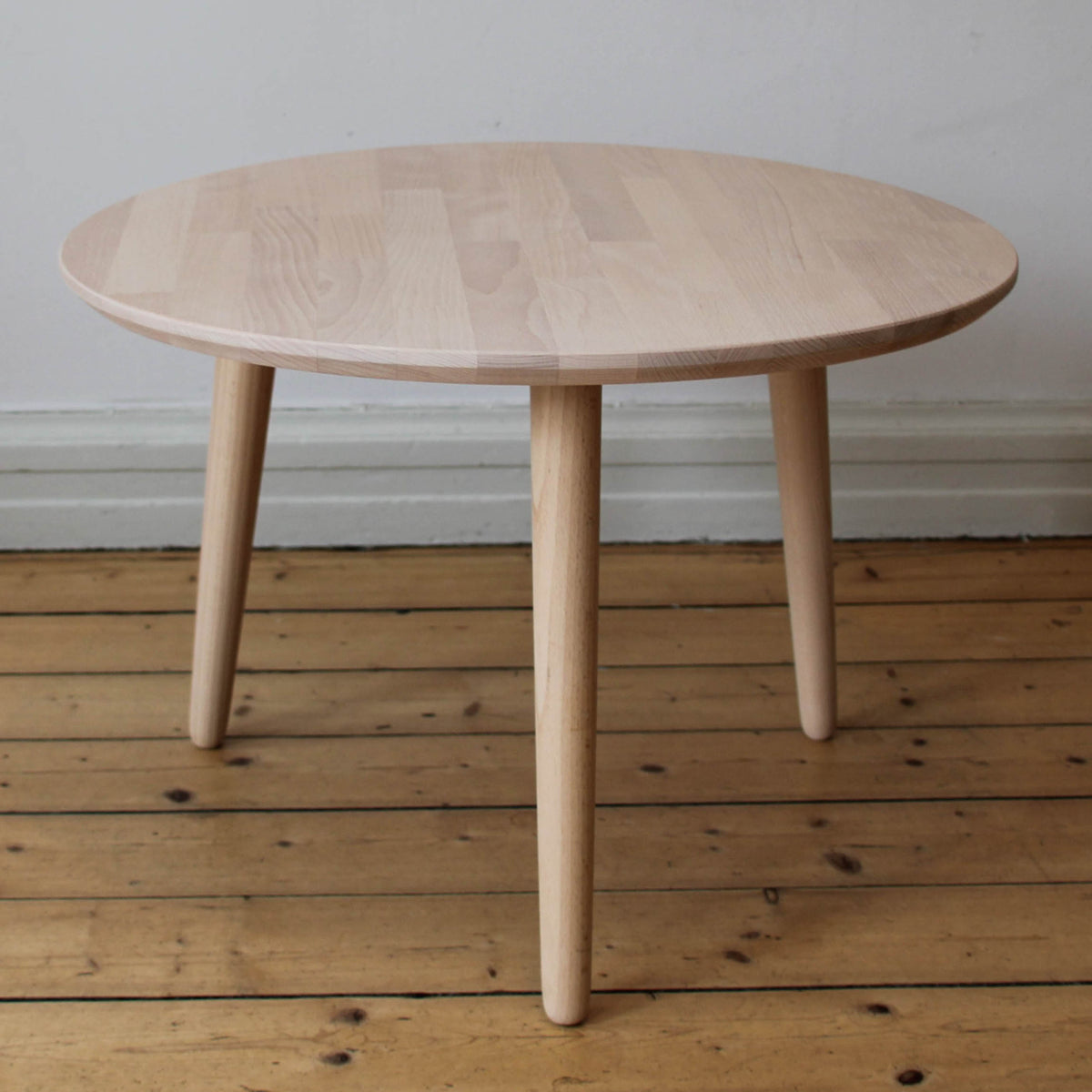 Se CT 10 - Sofabord i massiv eg og diameter 50 cm Højde 50 cm Olieret ❤ Kæmpe udvalg i 3-nordic - Køb online på udsalg og tilbud lige nu ❤ Super billig fragt og lynhurtig levering - Varenummer: 3-nordic-125-802 og barcode / Ean: på lager - Udsalg på Dagligstue - Sofaborde - Nordisk designs - enkelt, tidløst og elegant Spar stort – op til 71% - Over 2.739 brands med daglige tilbud