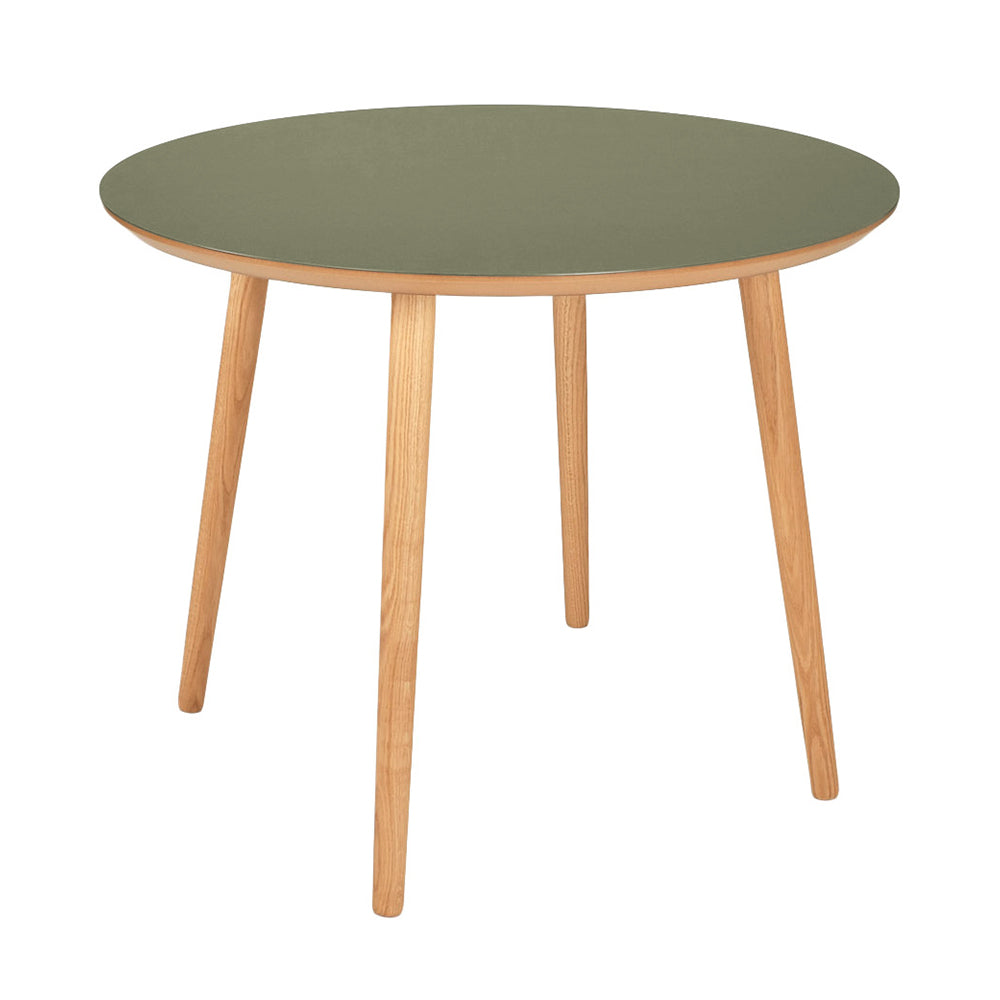 Se Ronda - Spisebord i 6 linoleumsfarver, ø 100 cm. Olivengrøn ❤ Kæmpe udvalg i 3-nordic - Køb online på udsalg og tilbud lige nu ❤ Meget billig fragt og hurtig levering - Varenummer: 3-nordic-3957-5823 og barcode / Ean: på lager - Udsalg på Spisestue - Spiseborde - Nordiske designs - enkelt, tidløst og elegant Få op til 67% i rabat - Over 1.798 brands samlet på udsalg