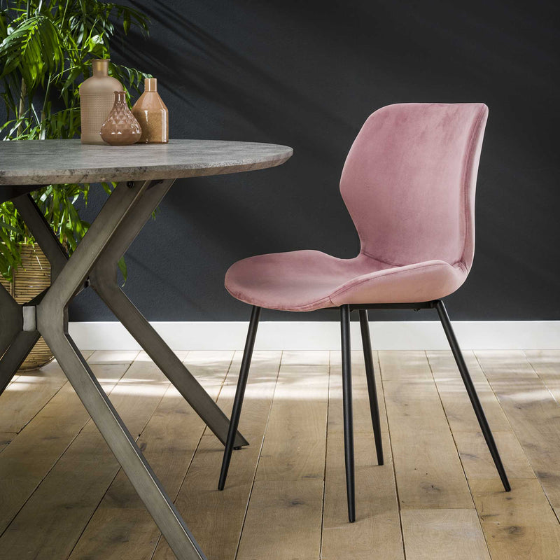 Se billigt tilbud på Blues- 4 Spisebordsstole i pink velour og metal! Udsalg på 3-nordic. Køb online nu! Hurtig levering: 1-2 hverdage. Spar op til 56%.