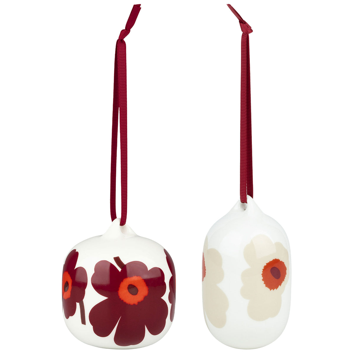 To Marimekko Unikko julekugler i hvidt stentøj med Unikko-mønster