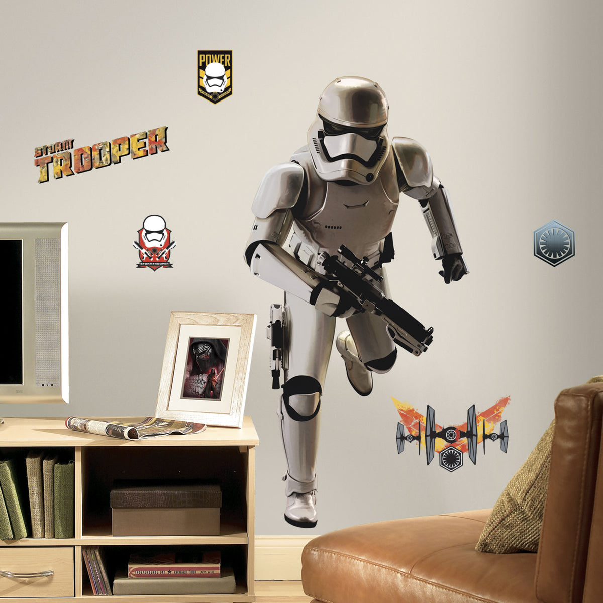 Se Star Wars Storm Trooper Gigant Wallsticker ✔ Kæmpe udvalg i Roommates - Køb online på udsalg og tilbud lige nu ✔ Billig fragt og hurtig levering - Varenummer: MMAction-216042 og 34878418247 på lager - Udsalg på Disney Wallstickers Op til 61% rabat - Kendte mærker på udsalg – over 1.329 mærker