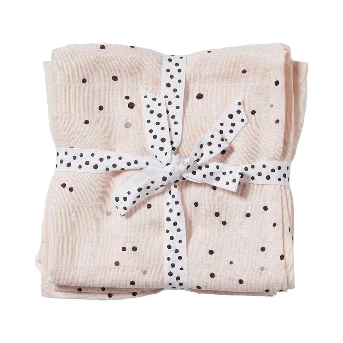 To bløde bomuldssvøb i pudderfarver med Dreamy Dots-design fra Done by Deer