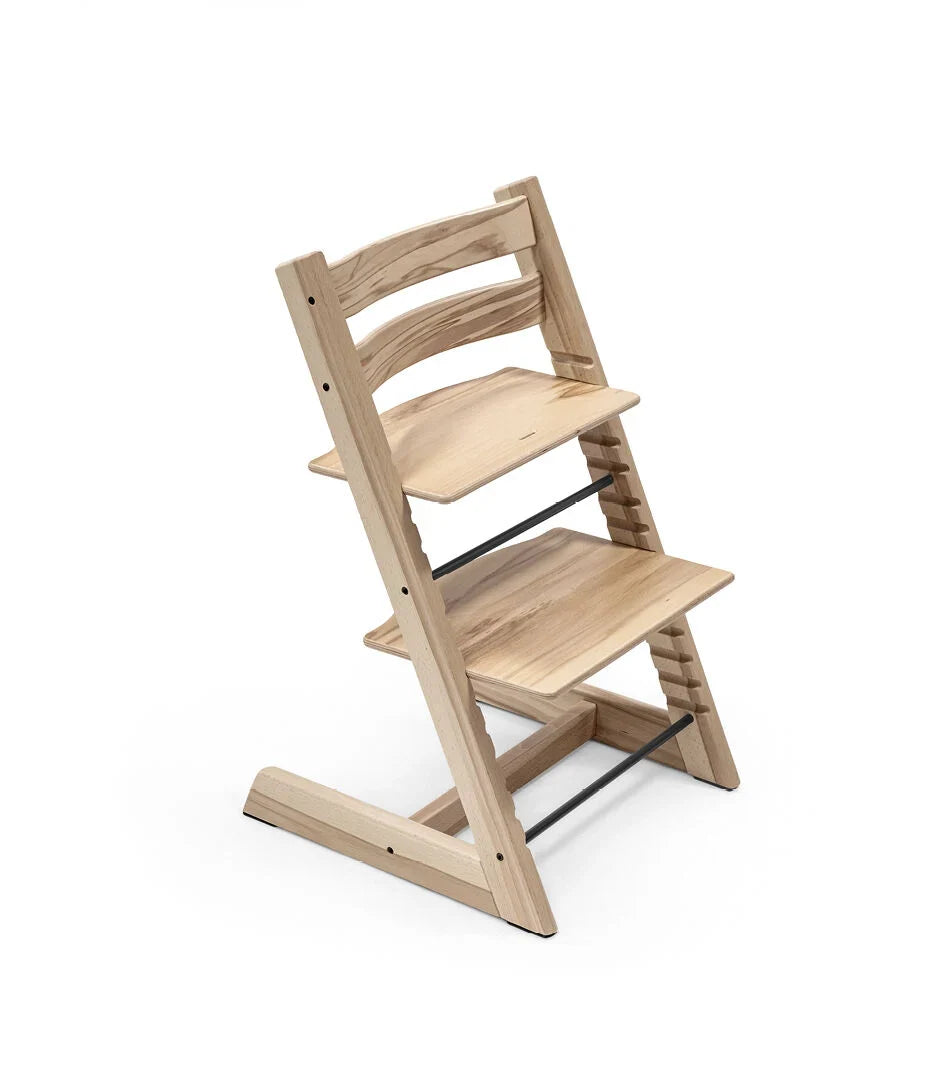 Stokke Tripp Trapp højstol i Wild Wood ved spisebordet