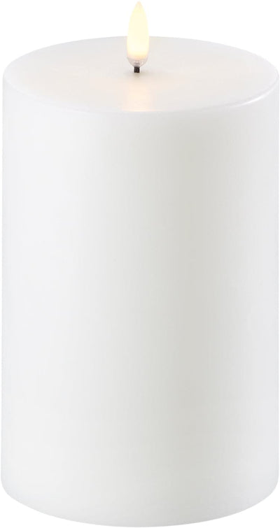 Se Uyuni LED Pillar Candle Nordic White - 10,1 x 15 cm - Led Stearinlys ❤ Stort online udvalg i Uyuni ❤ Meget billig fragt og hurtig levering: 1 - 2 hverdage - Varenummer: MGS-S00568162 og barcode / Ean: 5708311300806 på lager - Udsalg på Bolig - Interiør - Lysestager - LED Stearinlys Spar op til 55% - Over 857 kendte brands på udsalg
