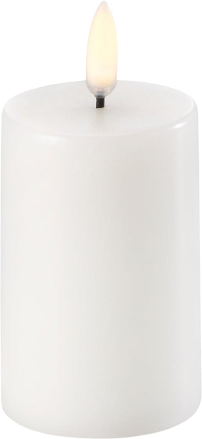 Se Uyuni Pillar LED Candle Nordic White - 5 x 7,5 CM - Led Stearinlys ❤ Stort online udvalg i Uyuni ❤ Meget billig fragt og hurtig levering: 1 - 2 hverdage - Varenummer: MGS-S00568156 og barcode / Ean: 5708311300387 på lager - Udsalg på Bolig - Interiør - Lysestager - LED Stearinlys Spar op til 52% - Over 857 kendte brands på udsalg