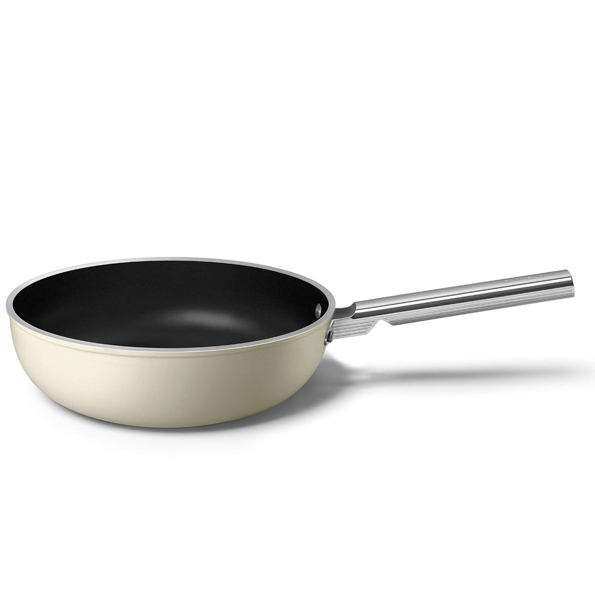 Cremefarvet Smeg wokpande med en diameter på 30 cm