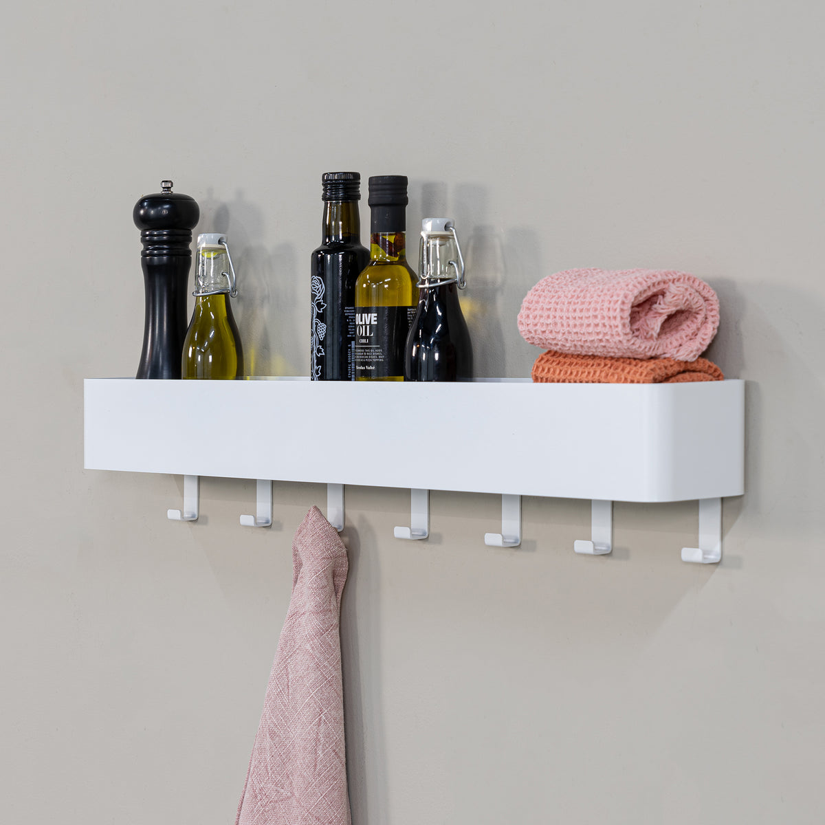 Se Maxi - Hylde, knage i hvid metal med 7 knager ❤ Kæmpe udvalg i 3-nordic - Køb online på udsalg og tilbud lige nu ❤ Billig fragt • Hurtig levering - Varenummer: 3-nordic-8671 og barcode / Ean: på lager - Udsalg på Entre - Knagerækker Spar helt op til 79% - Kæmpe udsalg på over 739 brands