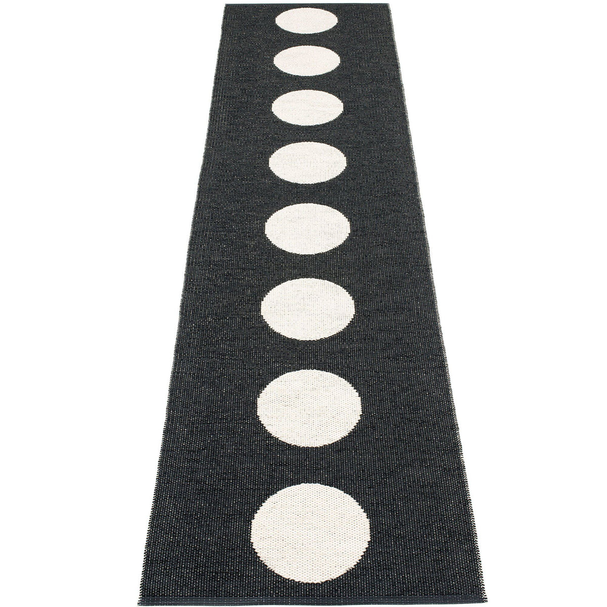 Pappelina Vera gulvtæppe i vævet plast, black/vanilla, 70 x 300 cm