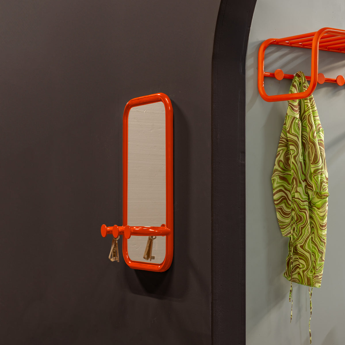 Se Flash - Entrespejl i orange metal med tre knager ❤ Kæmpe udvalg i 3-nordic - Køb online på udsalg og tilbud lige nu ❤ Super billig fragt og lynhurtig levering - Varenummer: 3-nordic-8589 og barcode / Ean: på lager - Udsalg på Entre - Spejle Få op til 67% i rabat - Find over 1.798 brands på udsalg