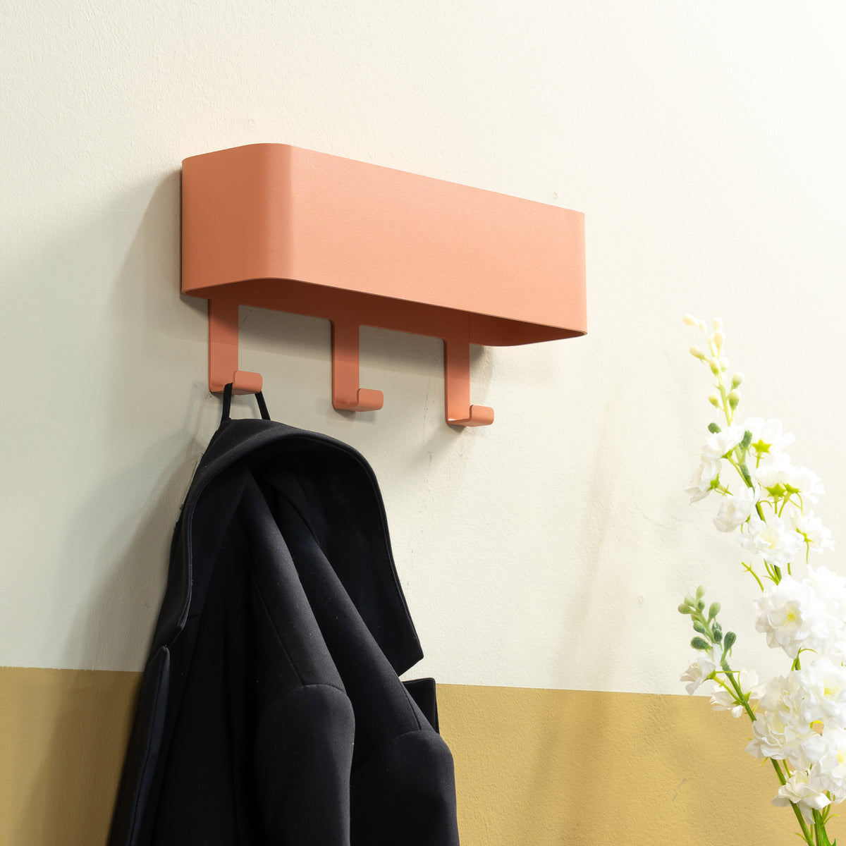 Se Alhamba - Knagerække med hylde i lys orange metal, tre knager ❤ Kæmpe udvalg i 3-nordic - Køb online på udsalg og tilbud lige nu ❤ Hurtig levering til lave fragtpriser - Varenummer: 3-nordic-8620 og barcode / Ean: på lager - Udsalg på Entre - Knagerækker Spar helt op til 57% - Stort udsalg på over 739 brands