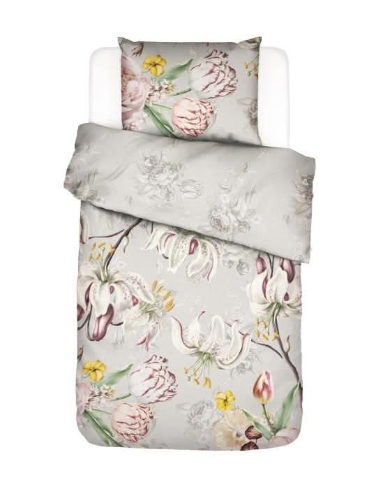 Se Essenza Aimee Mist - 200 x 200 cm & 2 puder 60 x 63 cm på tilbud! Billig fragt & hurtig levering. Spar op til 67% på udsalg.