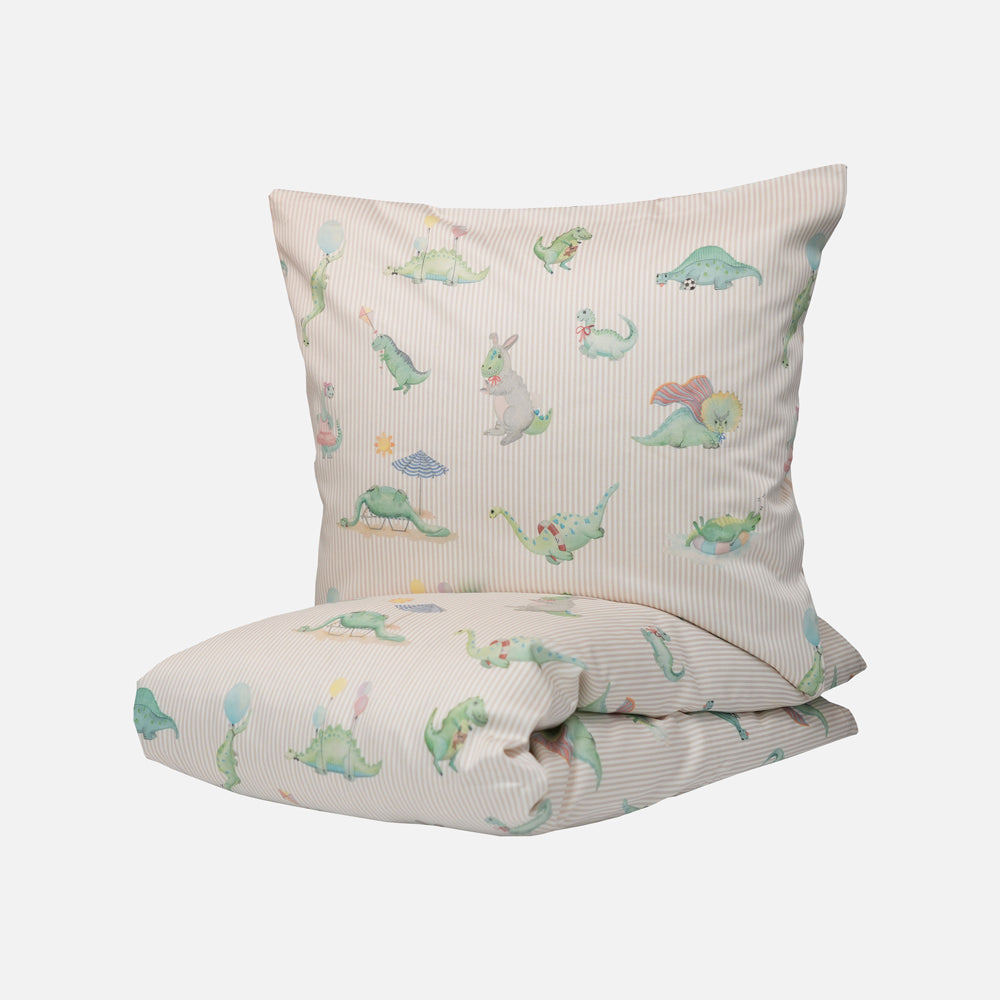 Se Quilts of Denmark DINO Sengetøj All By Voss - 70x100 cm (Baby) ❤ Kæmpe udvalg i Quilts of Denmark - Køb online på udsalg og tilbud lige nu ❤ Meget billig fragt og hurtig levering - Varenummer: HomeFeeling-5566 og barcode / Ean: 5768894019335 på lager - Udsalg på Sengetøj - Baby- og junior - Babysengetøj - Junior sengetøj - Alt til baby og junior - Gaveidé til børn Få op til 63% i rabat - Shop blandt over 2.739 brands