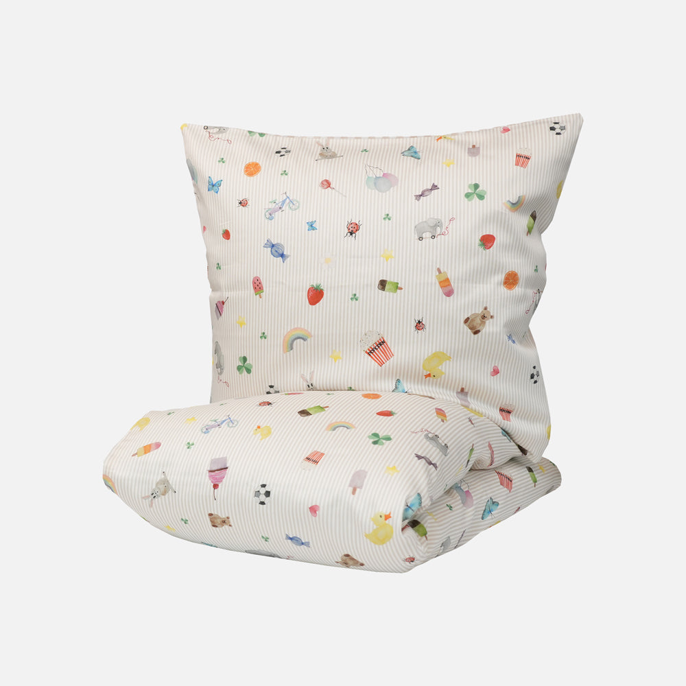 Se Quilts of Denmark PLAY Sengetøj All By Voss - 70x100 cm (Baby) ❤ Kæmpe udvalg i Quilts of Denmark - Køb online på udsalg og tilbud lige nu ❤ Super billig fragt og lynhurtig levering - Varenummer: HomeFeeling-5585 og barcode / Ean: 5768894019458 på lager - Udsalg på Sengetøj - Baby- og junior - Babysengetøj - Junior sengetøj - Alt til baby og junior - Gaveidé til børn Store besparelser – op til 77% - Store besparelser på over 2.281 brands