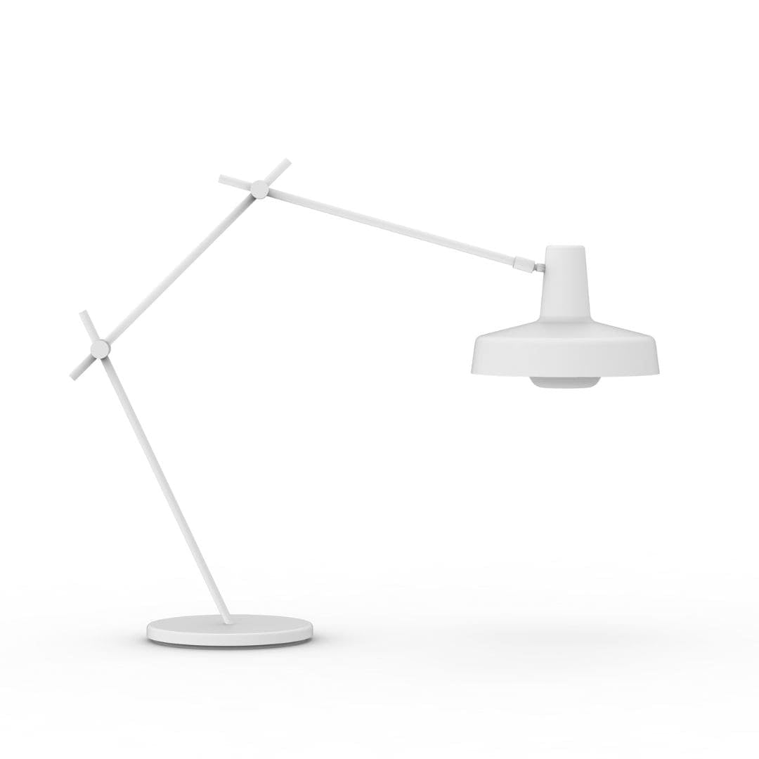 Hvid Arigato bordlampe fra Grupa Products med minimalistisk udtryk