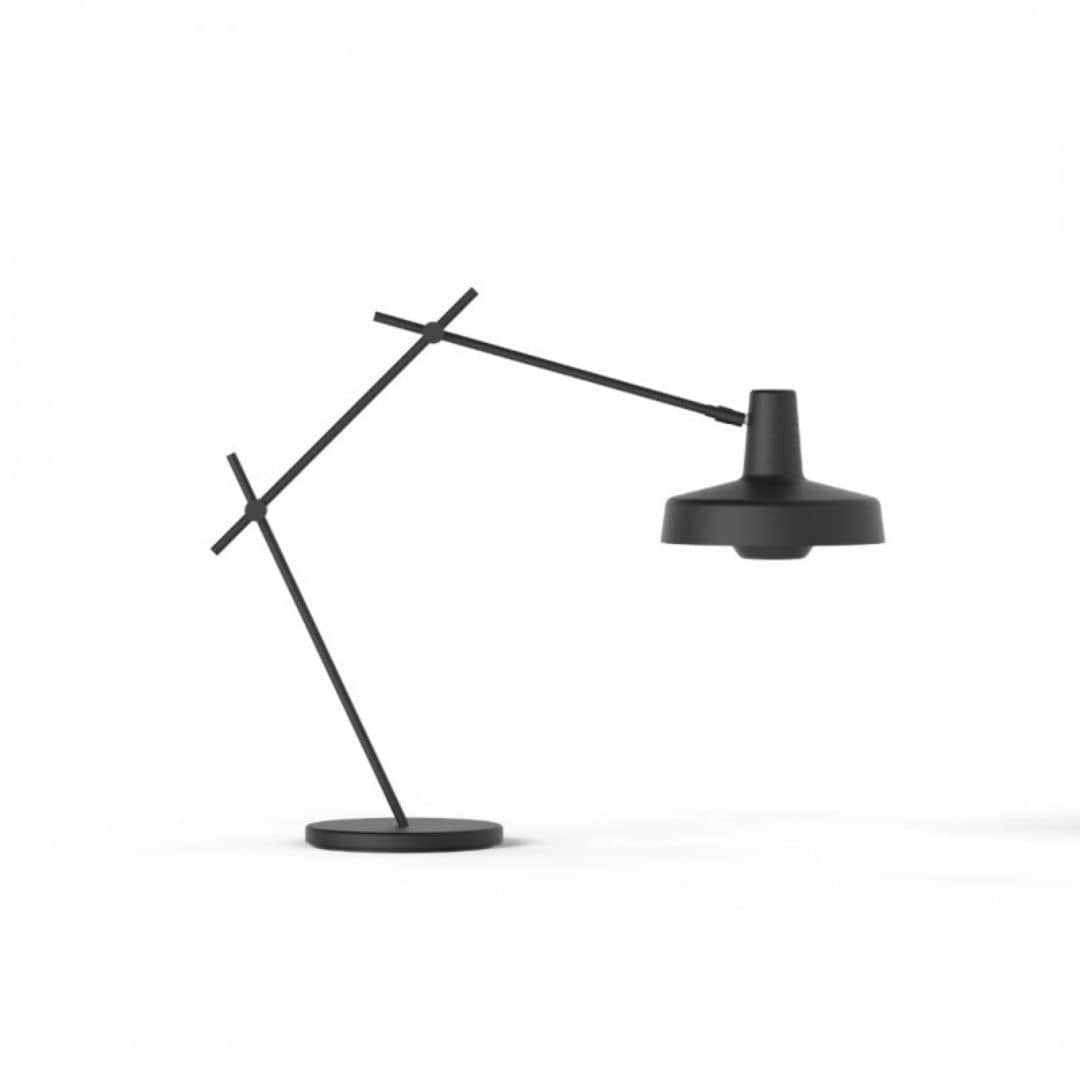 Sort Arigato bordlampe med minimalistisk udtryk fra Grupa Products
