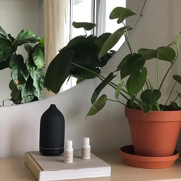 Sort håndlavet aroma stendiffuser fra Naturdoktor med låg