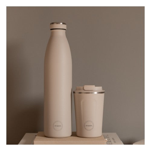 Aya&ida drikkeflaske i rustfrit stål med låg, 1000 ml, i farven Cream Beige