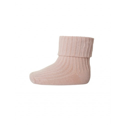 Rosa baby ankelstrømper i merino uld med ombuk fra MP Denmark