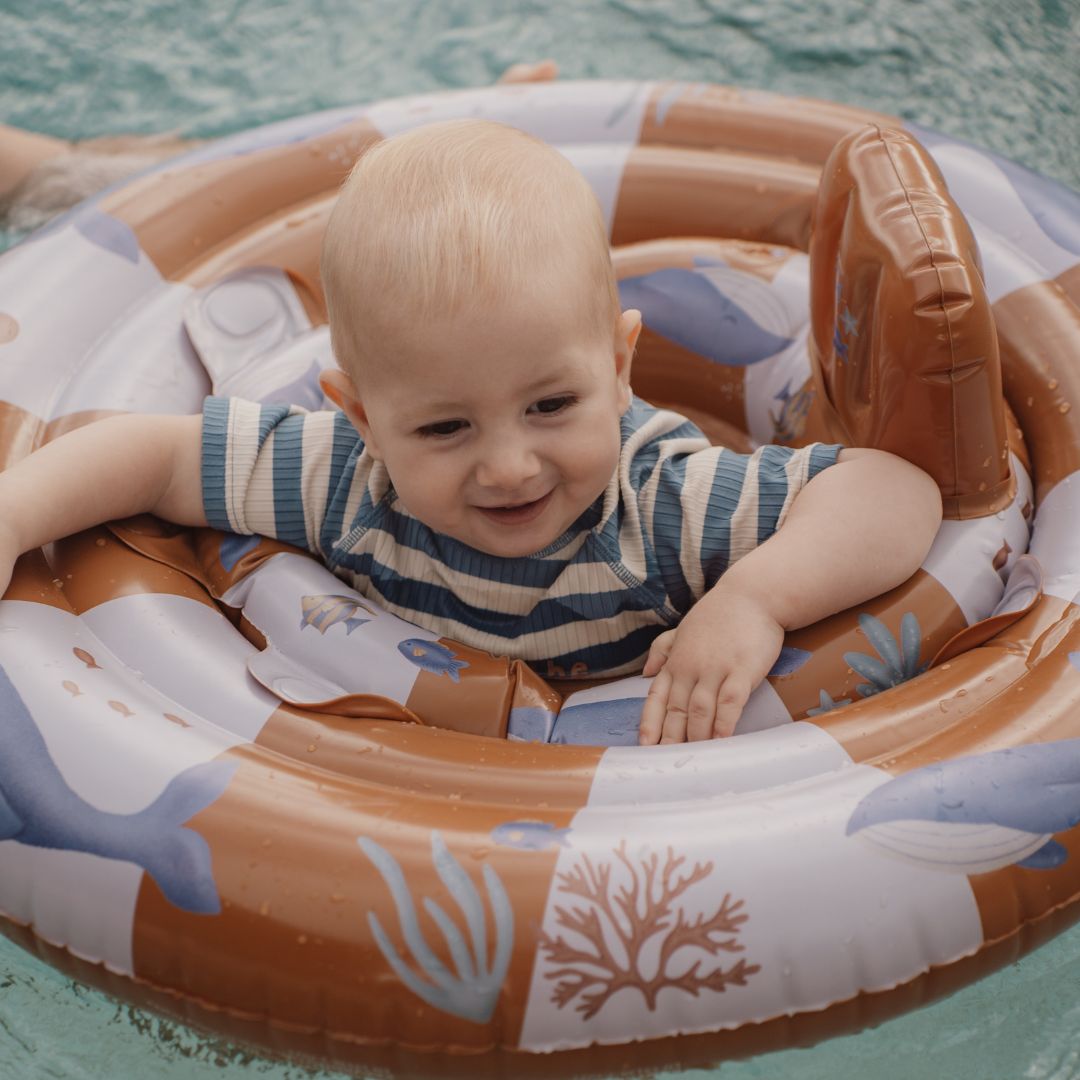 Stribet oppustelig babybadering i serien Havet fra Little Dutch