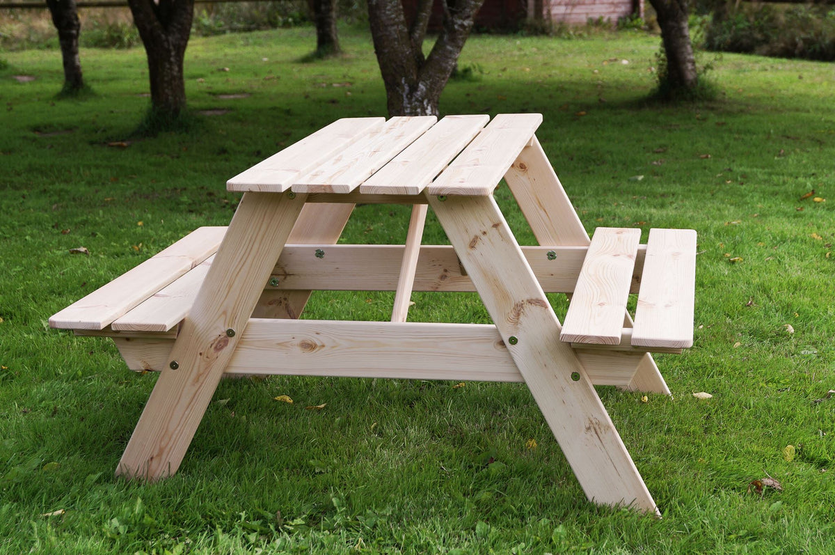Hvidmalet picnic bænk til børn fra Sølund Huse
