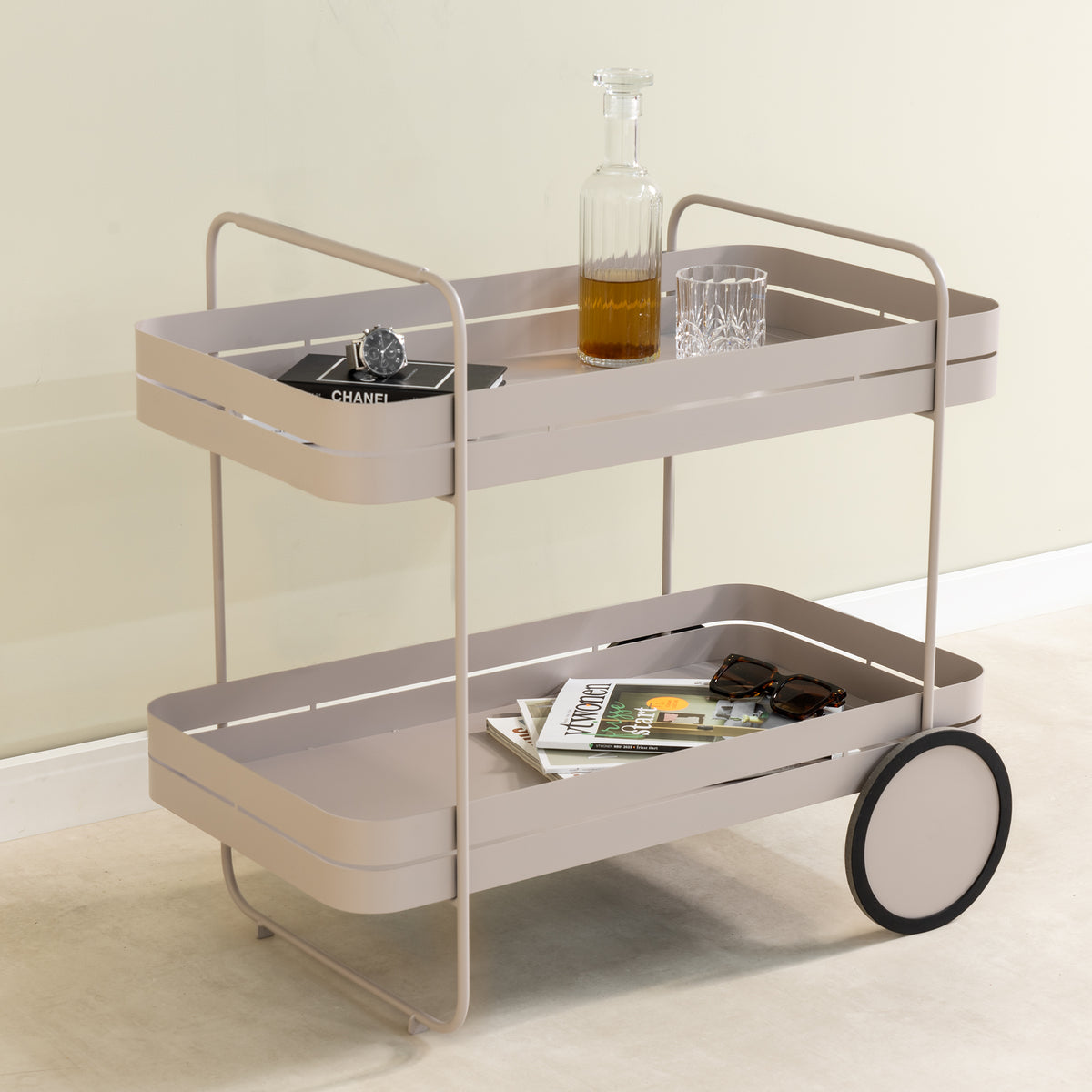 Se Carrito - Serveringsvogn i silky taupe metal ❤ Kæmpe udvalg i 3-nordic - Køb online på udsalg og tilbud lige nu ❤ Billig fragt og hurtig levering - Varenummer: 3-nordic-8574 og barcode / Ean: på lager - Udsalg på Dagligstue - Bakkeborde og rulleborde Få op til 67% i rabat - Find over 1.798 brands på udsalg