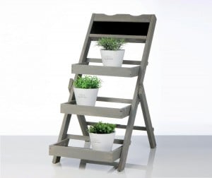 Lille blomsterstige med tre hylder til planter og pynt