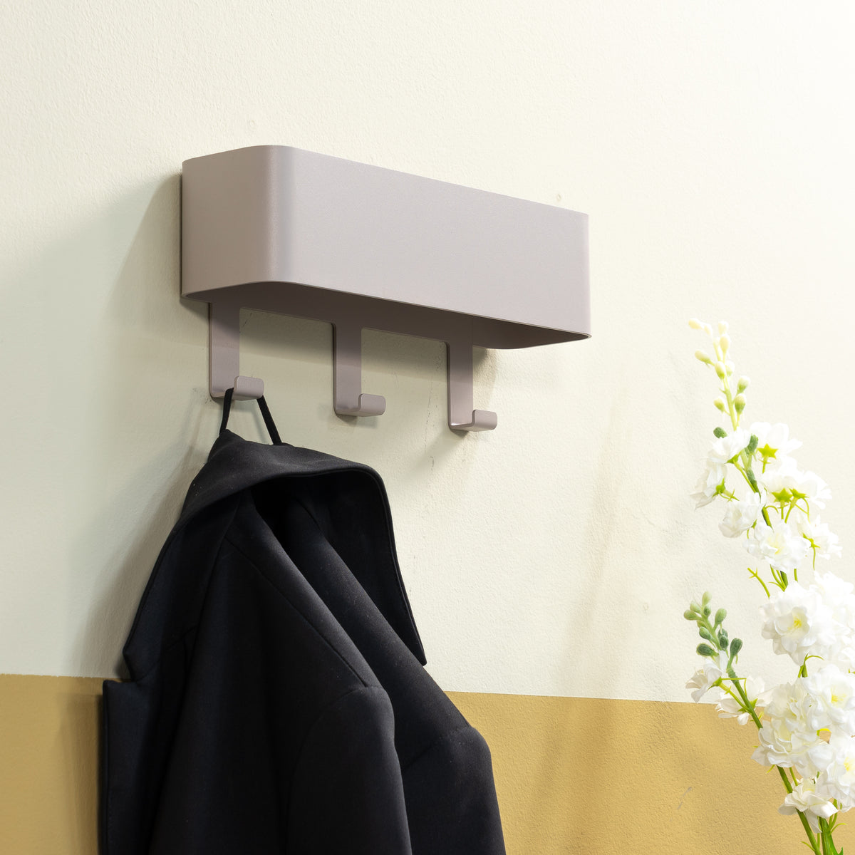 Se Alhamba - Knagerække med hylde i silky taupe metal, tre knager ❤ Kæmpe udvalg i 3-nordic - Køb online på udsalg og tilbud lige nu ❤ Billig fragt • Hurtig levering - Varenummer: 3-nordic-8621 og barcode / Ean: på lager - Udsalg på Entre - Knagerækker Op til 63% rabat - Kendte mærker på udsalg – over 1.329 brands