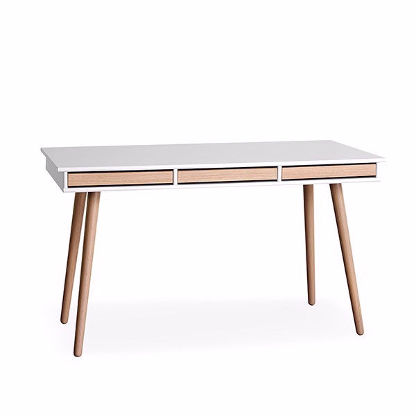 Mistral skrivebord i eg med tre skuffer