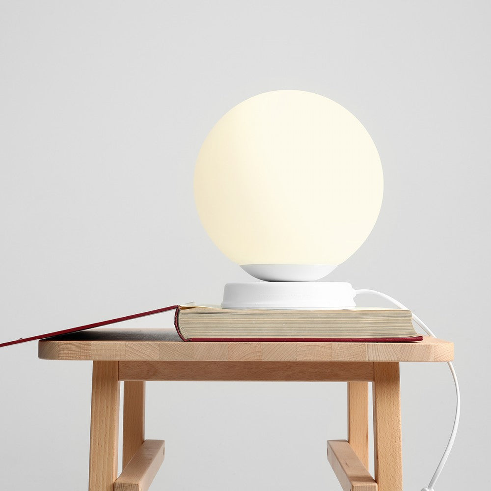 Se Hazme - Bordlampe i hvidt metal og hvidt glas, ø 20 cm ❤ Kæmpe udvalg i 3-nordic - Køb online på udsalg og tilbud lige nu ❤ Billig fragt • Hurtig levering - Varenummer: 3-nordic-3287 og barcode / Ean: på lager - Udsalg på Lamper - Bordlamper Store besparelser – op til 77% - Shop over 2.281 kendte brands på udsalg