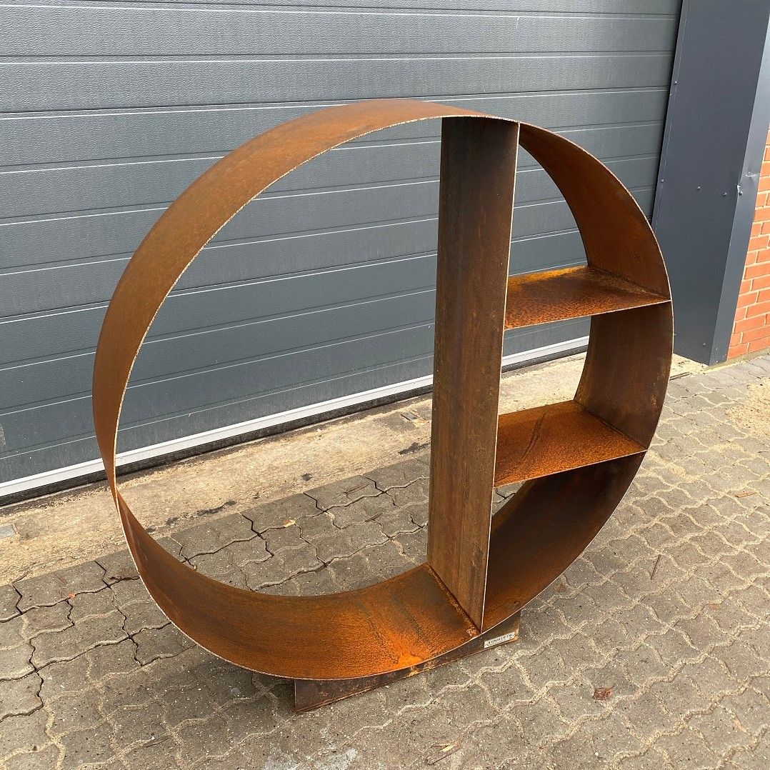 Fritstående brændeskjul fra Jernbede, diameter 127 cm, rust, med skillerum
