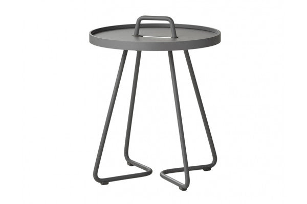 Se Cane-line On-the-move sidebord, Ekstra lille, Light grey ❤ Lav fragtpris og hurtig levering - Varenummer: Havemøbelland-DK1868 og barcode / Ean: 5711877126520 på lager - Udsalg på CANE-LINE - Cane-line Borde Op til 63% rabat - Over 1.329 brands på online udsalg