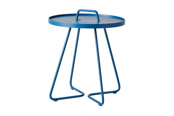 Se Cane-line On-the-move sidebord, Lille, Dusty blue ❤ Super billig fragt og lynhurtig levering - Varenummer: Havemøbelland-DK1865 og barcode / Ean: 5711877084028 på lager - Udsalg på CANE-LINE - Cane-line Borde Spar helt op til 57% - Kæmpe udsalg på over 739 brands