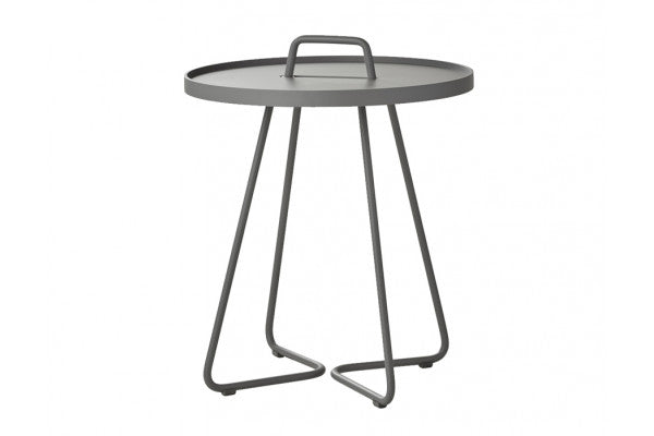 Se Cane-line On-the-move sidebord, Lille, Light grey ❤ Billig fragt og hurtig levering - Varenummer: Havemøbelland-DK1864 og barcode / Ean: 5711877126544 på lager - Udsalg på CANE-LINE - Cane-line Borde Spar stort – op til 71% - Over 2.739 kendte brands på stort udsalg