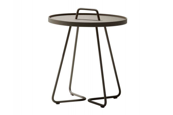 Lille Cane-line On-the-move sidebord i taupe med aftagelig bakke