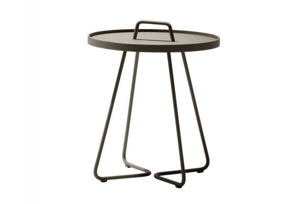 Se Cane-line On-the-move sidebord, Stor, Taupe ❤ Super billig fragt og lynhurtig levering - Varenummer: Havemøbelland-DK2778 og barcode / Ean: 5711877001384 på lager - Udsalg på CANE-LINE - Cane-line Borde Spar stort – op til 53% - Over 2.739 kendte brands på stort udsalg