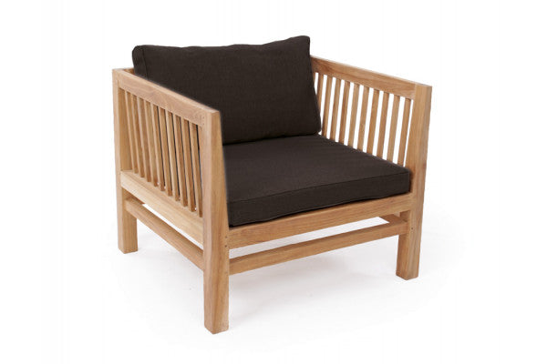 Colorado sofastol i kerneteak med sorte hynder