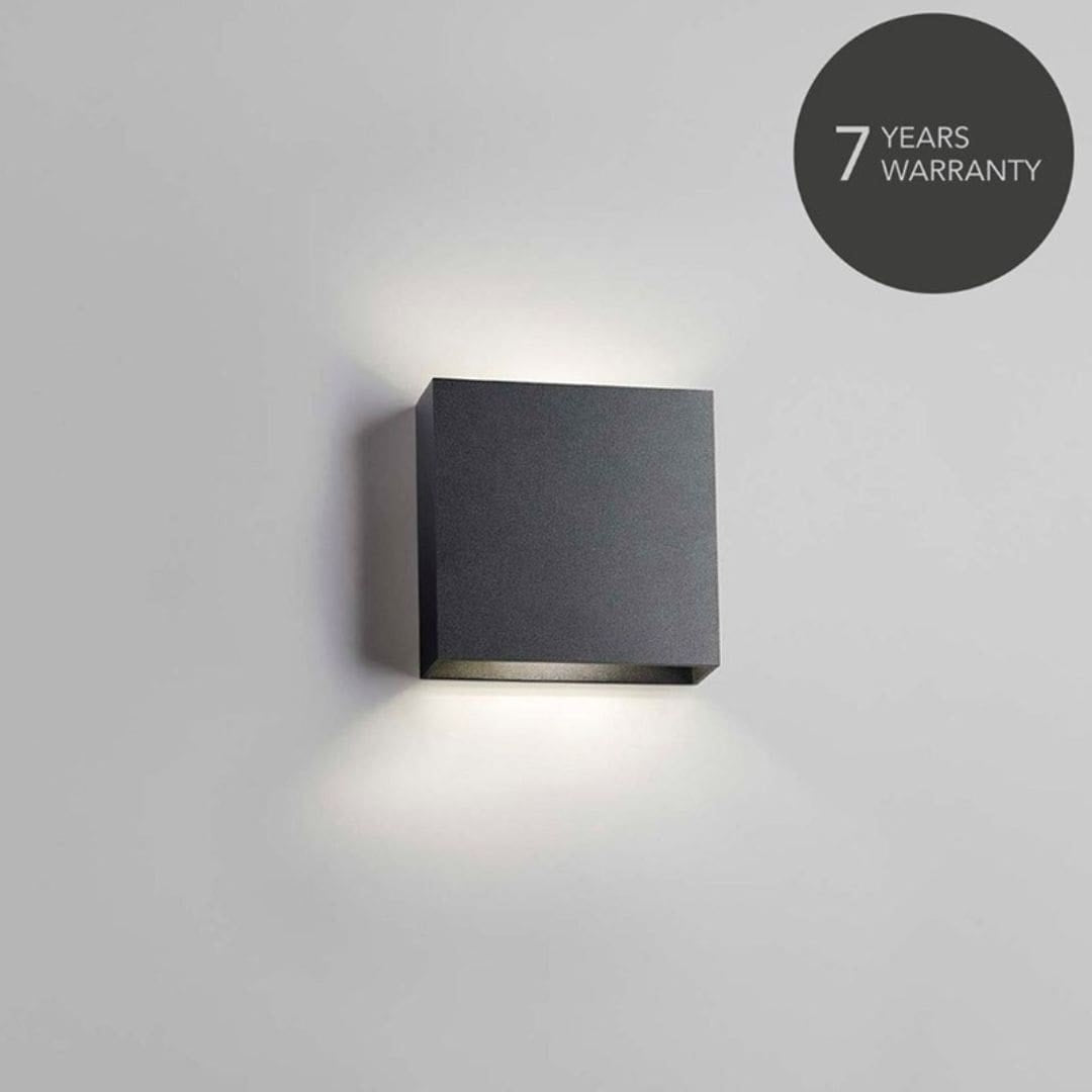 Sort Compact W1 Up-Down LED væglampe fra Light-Point designet af Ronni Gol