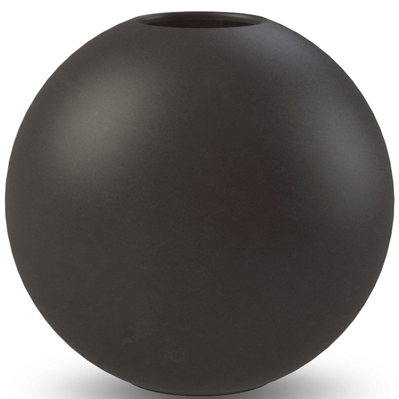 Se Cooee Design Ball vase, 20 cm, black ✔ Kæmpe udvalg i Cooee Design ✔ Meget billig fragt og hurtig levering: 1 - 2 hverdage - Varenummer: KTO-HI-028-03-BK og barcode / Ean: &
