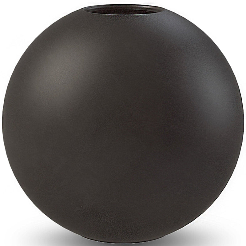 Se Cooee Design Ball vase, 10 cm, black ✔ Kæmpe udvalg i Cooee Design ✔ Meget billig fragt og hurtig levering: 1 - 2 hverdage - Varenummer: KTO-HI-028-02-BK og barcode / Ean: &