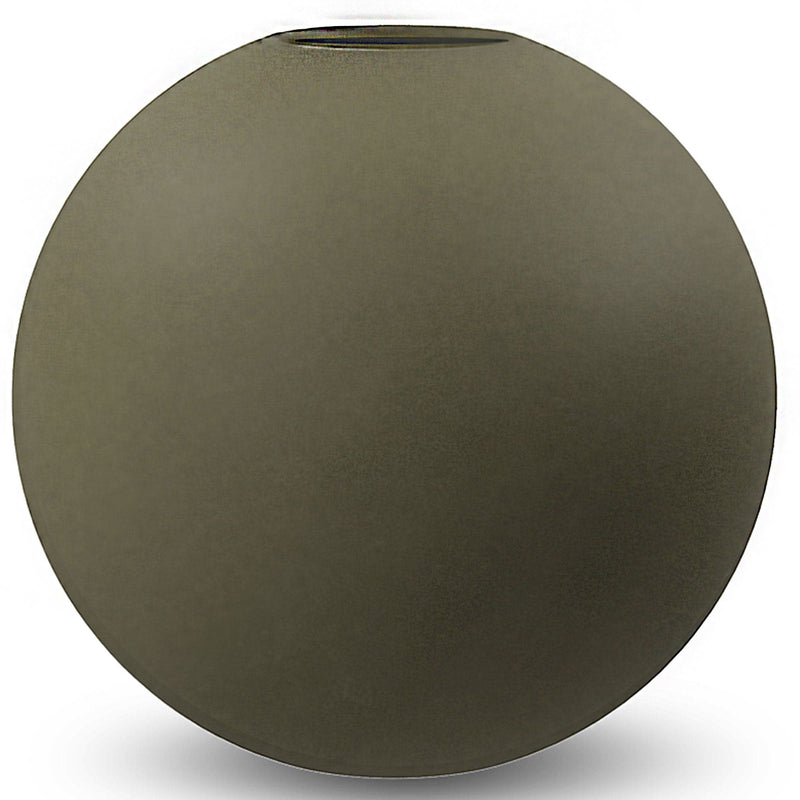 Se Cooee Design Ball vase, 10 cm, olive ✔ Kæmpe udvalg i Cooee Design ✔ Meget billig fragt og hurtig levering: 1 - 2 hverdage - Varenummer: KTO-HI-028-02-OV og barcode / Ean: &