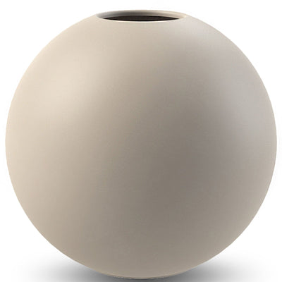 Se Cooee Design Ball vase, 10 cm, sand ✔ Kæmpe udvalg i Cooee Design ✔ Meget billig fragt og hurtig levering: 1 - 2 hverdage - Varenummer: KTO-HI-028-02-SA og barcode / Ean: '7350057860410 på lager - Udsalg på Vase Spar op til 61% - Over 1122 kendte brands på udsalg