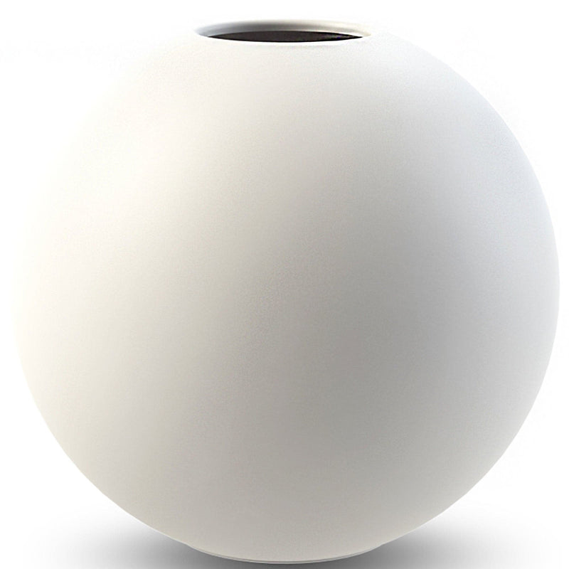 Se Cooee Design Ball vase, 10 cm, white ✔ Kæmpe udvalg i Cooee Design ✔ Meget billig fragt og hurtig levering: 1 - 2 hverdage - Varenummer: KTO-HI-028-02-WH og barcode / Ean: &