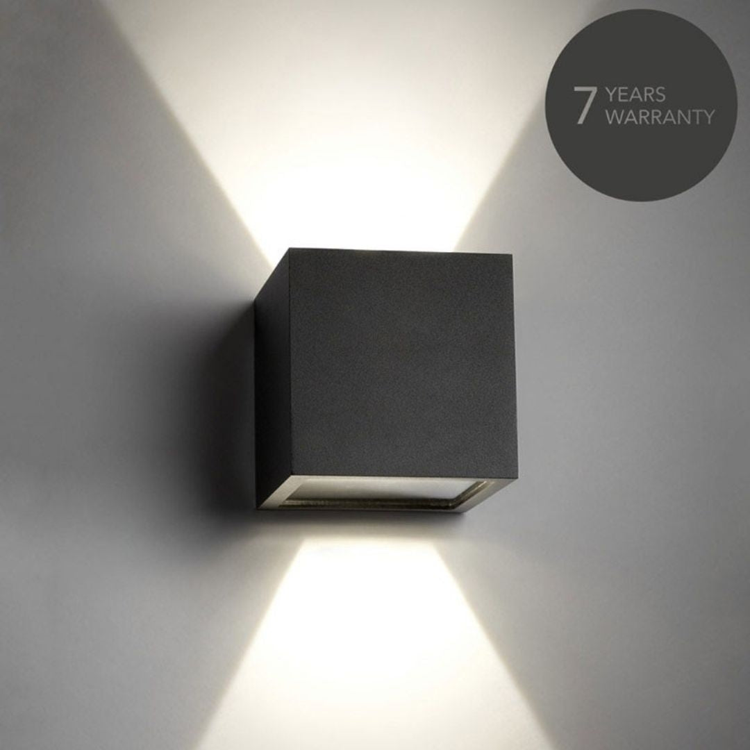 Sort CUBE LED væglampe fra Light-Point, designet af Ronni Gol