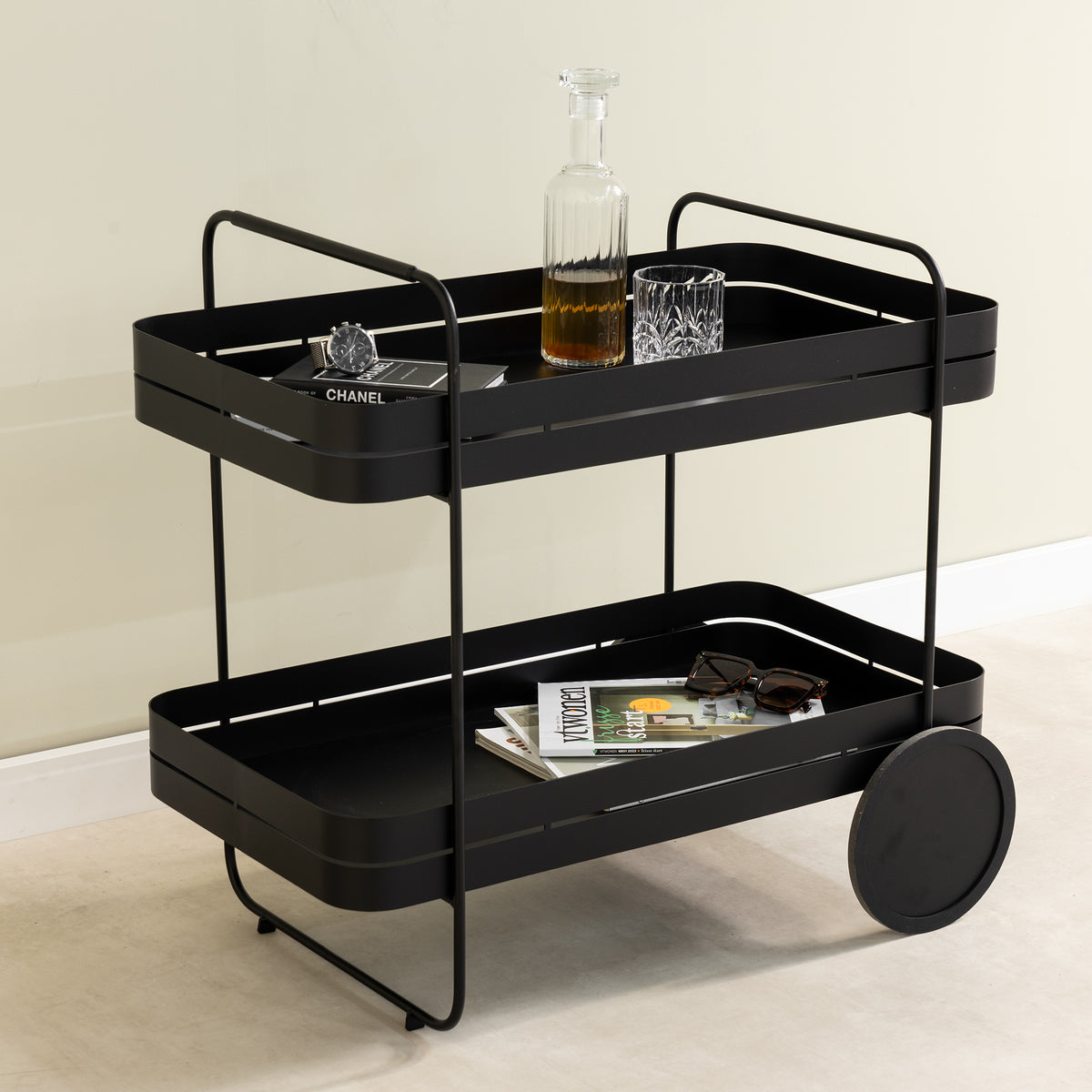 Se Carrito - Serveringsvogn i sort metal ❤ Kæmpe udvalg i 3-nordic - Køb online på udsalg og tilbud lige nu ❤ Billig fragt • Hurtig levering - Varenummer: 3-nordic-8547 og barcode / Ean: på lager - Udsalg på Spisestue - Rulleborde og bakkeborde Op til 57% rabat - Over 2.739 mærker samlet ét sted