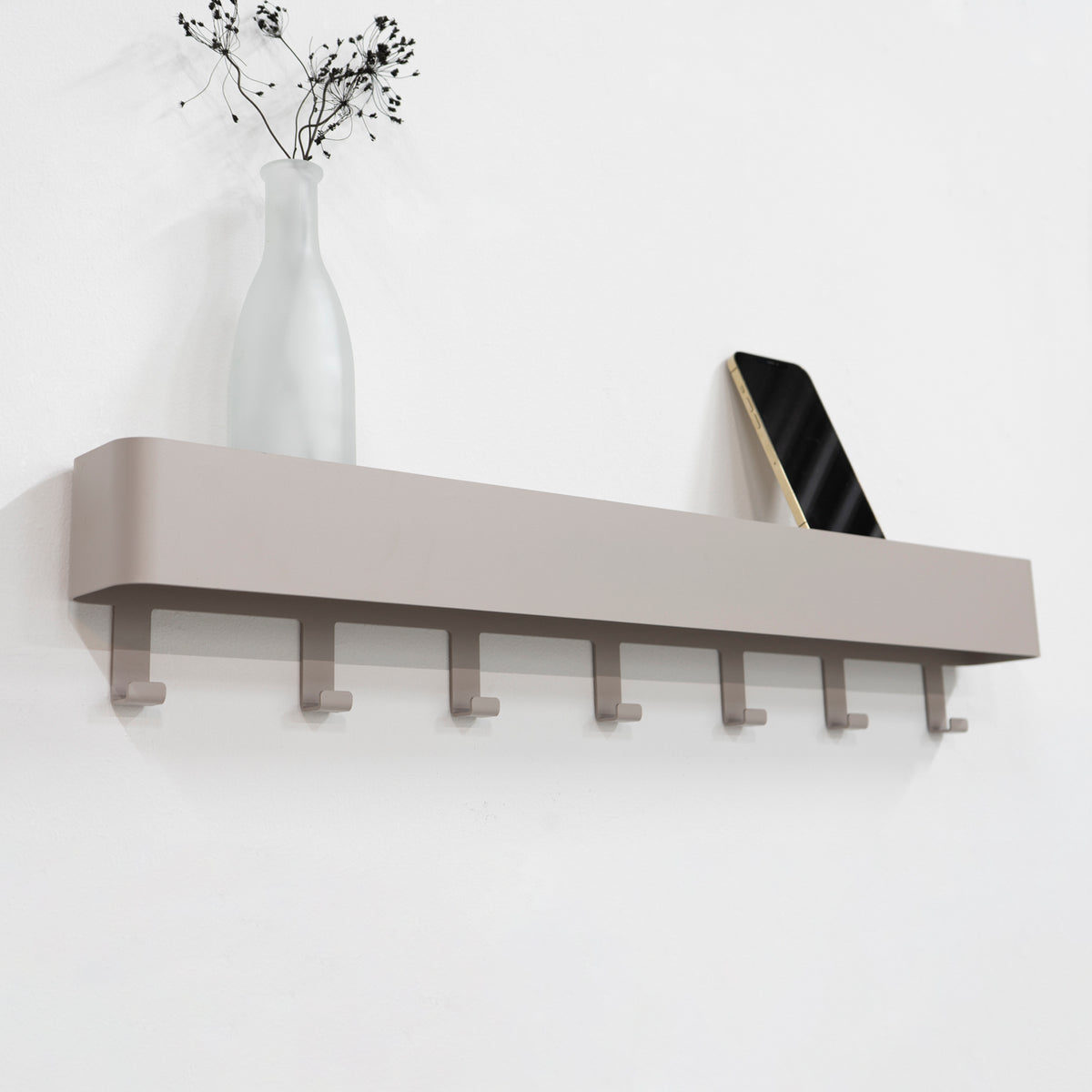 Se Alhamba - Knagerække med hylde i silky taupe metal, syv knager ❤ Kæmpe udvalg i 3-nordic - Køb online på udsalg og tilbud lige nu ❤ Super billig fragt og lynhurtig levering - Varenummer: 3-nordic-5153 og barcode / Ean: på lager - Udsalg på Entre - Knagerækker Store besparelser – op til 67% - Store besparelser på over 2.739 brands