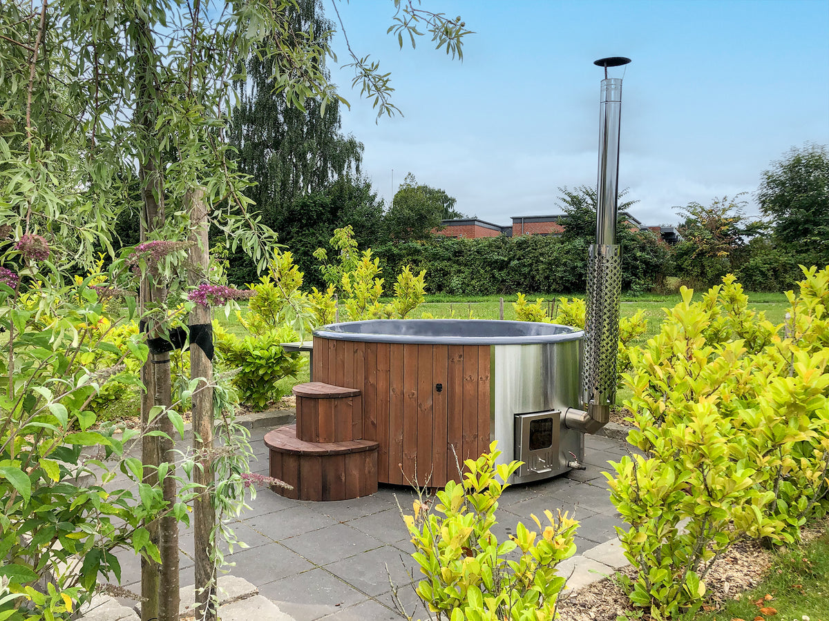 Deluxe vildmarksbad i glasfiber og thermowood i haven